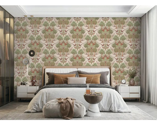 Ložnice s tapetou se vzorem stromů, ptáků a jelenů