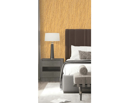 Ložnice s postelí, noční lampou a vzorovanou tapetou