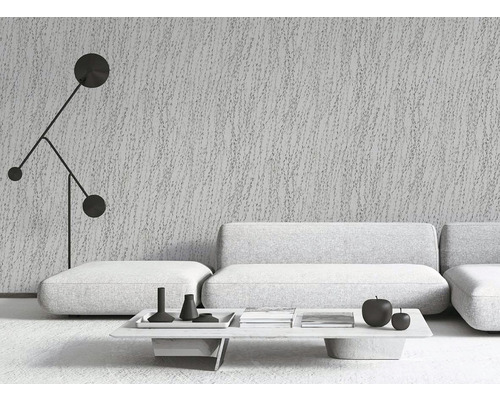 Obývací pokoj s texturovaným pozadím, pohovkou a dekorativní stojací lampou