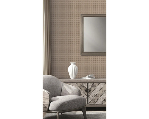 Interiér s tapetou se vzorem, křeslem a komodou se zrcadlem