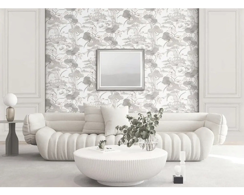 Obývací pokoj s tapetou se vzorem, pohovkou a stolem