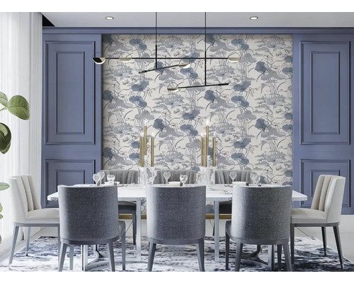 Jídelna s jídelním stolem, židlemi, tapetou a osvětlením.