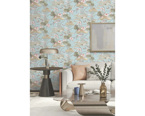 Obývací pokoj s tapetou se vzorem lotosových květů a volavek.