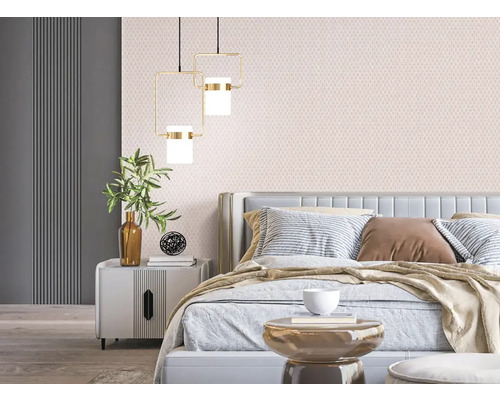 Ložnice s postelí, nočním stolkem, dekorací a závěsnými svítidly pro světlou a uspořádanou atmosféru.