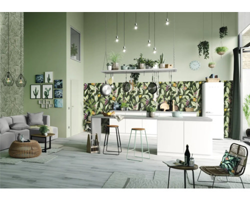 Obývací pokoj s pohovkou, kuchyňským pultem, stoličkami a květinovou tapetou