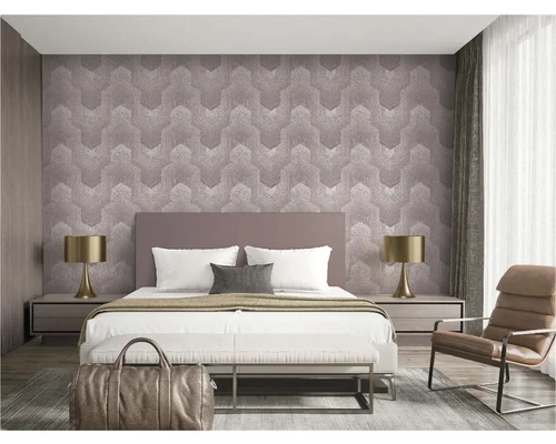 Ložnice s vzorovanou tapetou, postelí, nočními stolky, lampami a křeslem