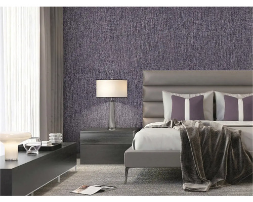 Ložnice s vzorovanou tapetou, postelí a lampičkou