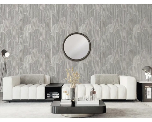 Obývací pokoj s šedou vzorovanou tapetou, pohovkou a zrcadlem