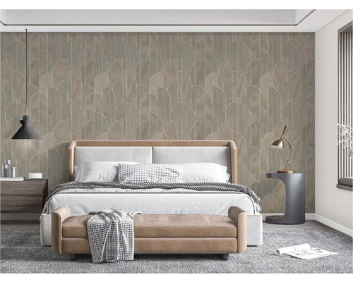 Ložnice s vzorovanými tapetami, postelí, nočním stolkem a lampou pro útulnou atmosféru