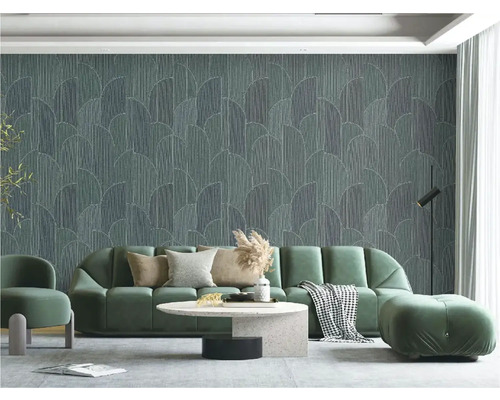 Obývací pokoj s vzorovanou tapetou, pohovkou, křeslem a stolem pro stylové prostředí