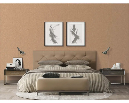 Ložnice s dvoulůžkem, nočními stolky a dekorací na pozadí vzorované tapety.