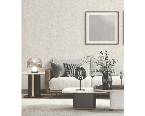 Obývací pokoj s vzorovanou tapetou, pohovkou a dekoracemi