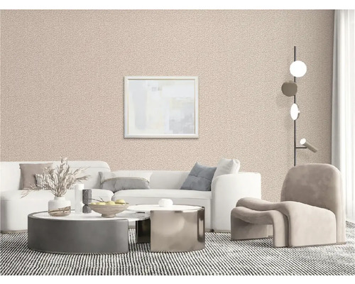 Obývací pokoj se strukturovanou tapetou, pohovkou, křeslem a konferenčním stolkem.