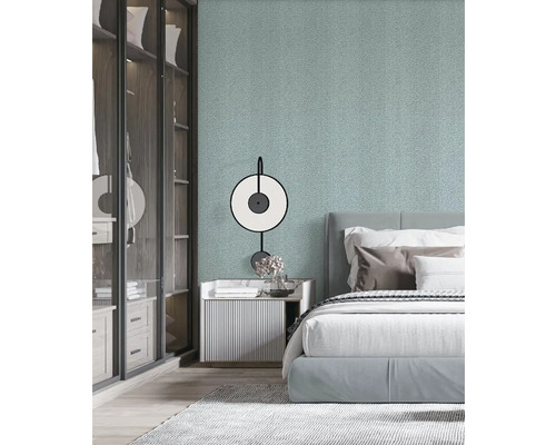 Ložnice s postelí, nočním stolkem, lampou a skříní