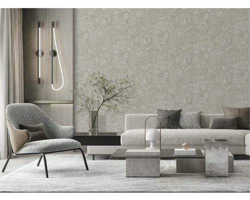 Obývací pokoj s šedou tapetou, křeslem, pohovkou a dekoracemi