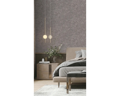 Ložnice s postelí, nočním stolkem, lampou a vzorovanou tapetou