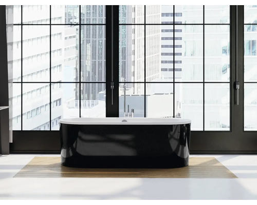 Volně stojící vana před oknem s výhledem na město.