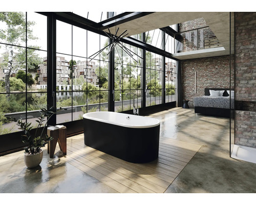 Světlá loftová koupelna s volně stojící vanou, velkým oknem a cihlovou zdí