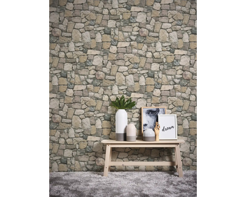 Pohled na pokoj s kamennou tapetou, lavicí a dekorací