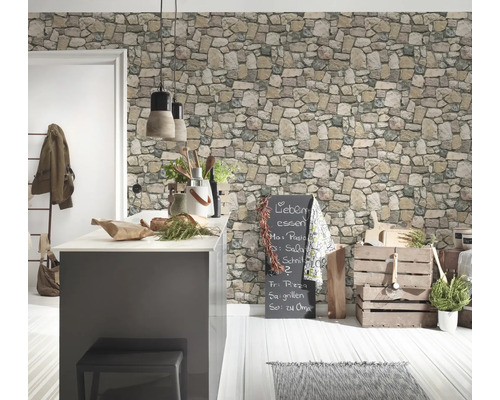 Světlá kuchyně s tapetou imitující kámen, kuchyňským ostrůvkem a ozdobnými dřevěnými bednami