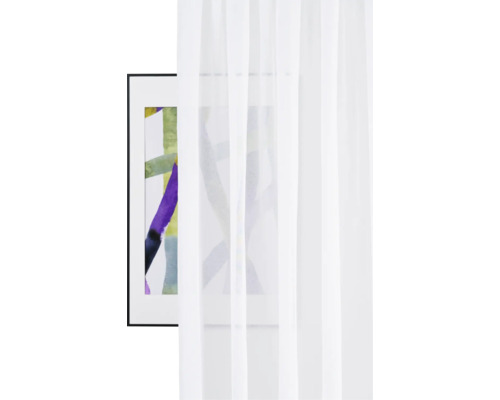Průhledný bílý závěs před oknem a zarámovaným obrázkem.