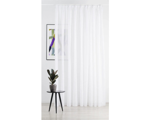 Bílý závěs se stahovací šňůrkou v místnosti
