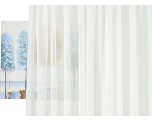 Bílý, průhledný závěs s abstraktním uměleckým dílem v pozadí.