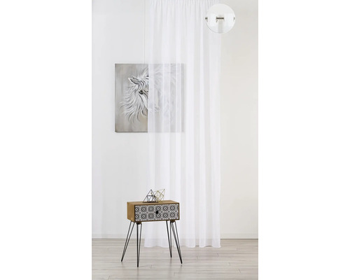 Scéna s bílým průhledným závěsem, malbou a malou skříňkou na nožičkách