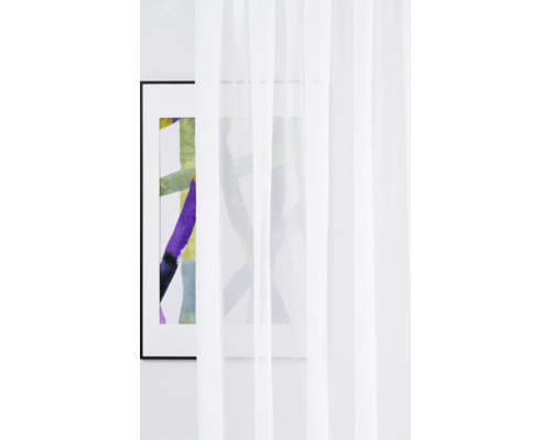 Bílá, průhledná záclona před zarámovaným obrazem