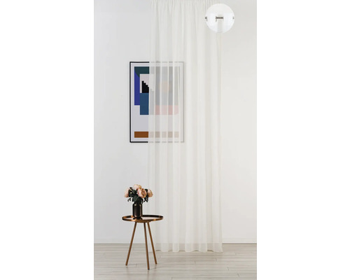 Scéna se závěsem, stolem, vázou na květiny, lampou a obrazem na zdi