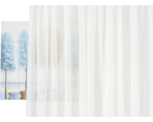 Bílá, průhledná záclona před obrazem s motivem stromu.