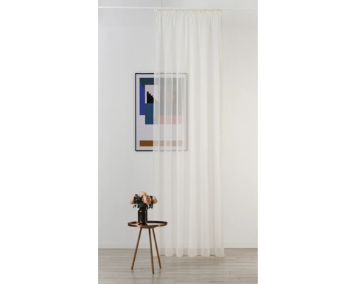 Světlá, průhledná záclona se závěsným proužkem v místnosti