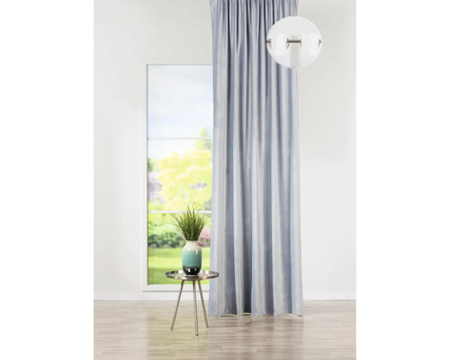 Dekorativní pokoj se závěsem, oknem a odkládacím stolkem s vázou.