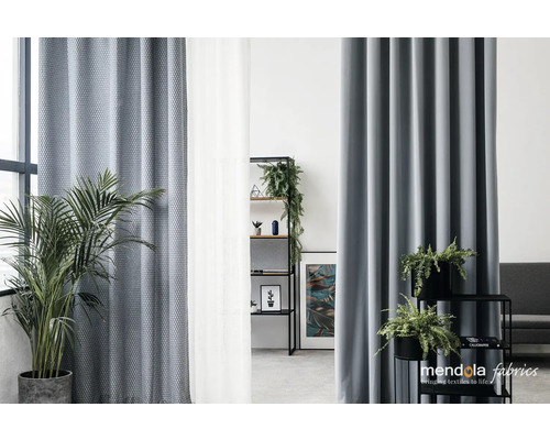 Pohled na pokoj se závěsy, regálem a pokojovými rostlinami