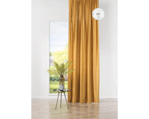 Dekorativní závěs v obývacím pokoji s bočním stolkem a oknem