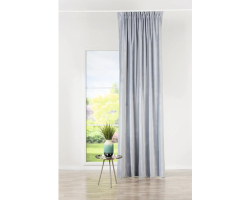 Záclona před oknem, s příručním stolkem a vázou v místnosti.