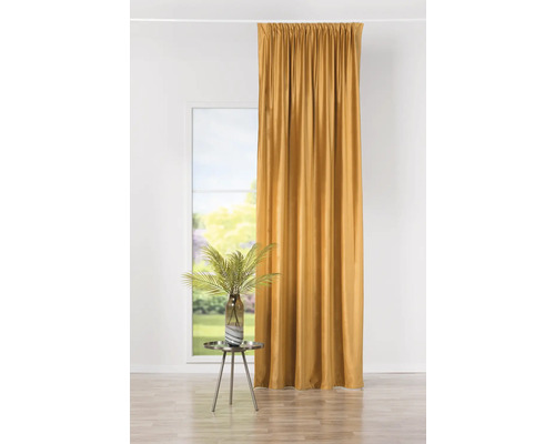 Závěs a odkládací stolek s dekorací ve světlé místnosti.