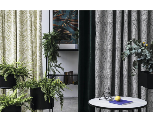 Dekorativní scéna se vzorovanými závěsy, rostlinami a odkládacím stolkem