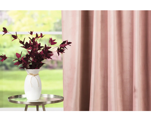 Dekorativní aranžmá se závěsem, stolem a vázou