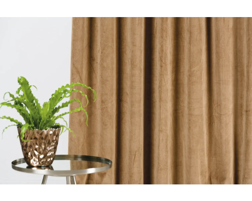 Dekorativní scéna s hrnkovou rostlinou na příručním stolku před oponou