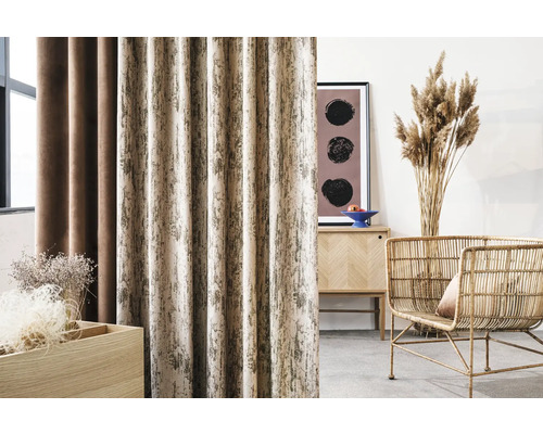 Obývací pokoj s dekoračními závěsy, komodou, dekoracemi a křeslem.