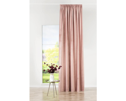 Záclona před oknem s odkládacím stolkem a vázou na květiny