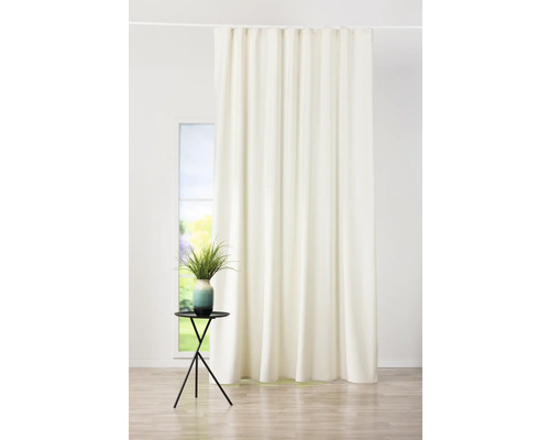 Závěs v obývacím pokoji s hrnkovou květinou na odkládacím stolku