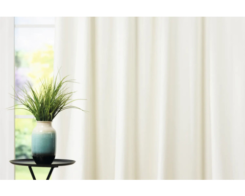 Dekorativní pokojová scéna se závěsem, stolem a vázou na květiny.