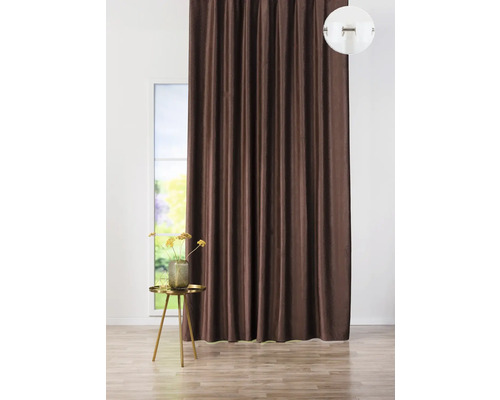 Hnědý závěs v interiéru