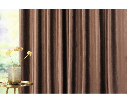 Dekorativní závěs v obývacím pokoji s květinovou vazbou