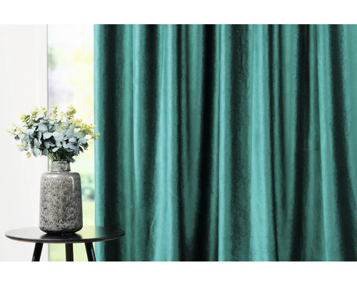 Dekorativní obytné prostředí se závěsem a vázou s květinami na stole