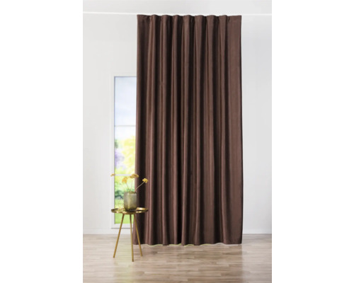 Hnědý závěs před oknem