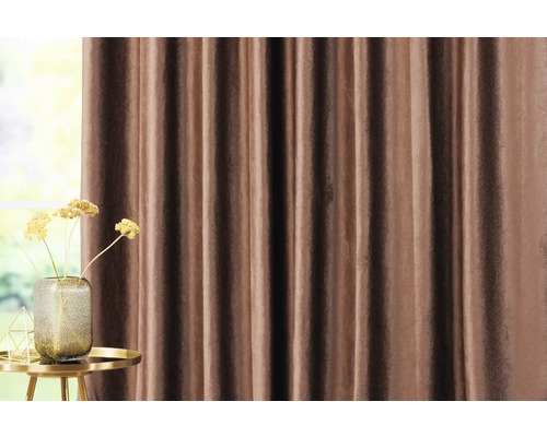 Dekorativní šály před oknem se stolem a vázou na květiny