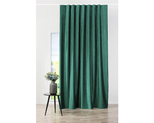 Pohled na zelený závěs před oknem a stůl s květinovou vázou